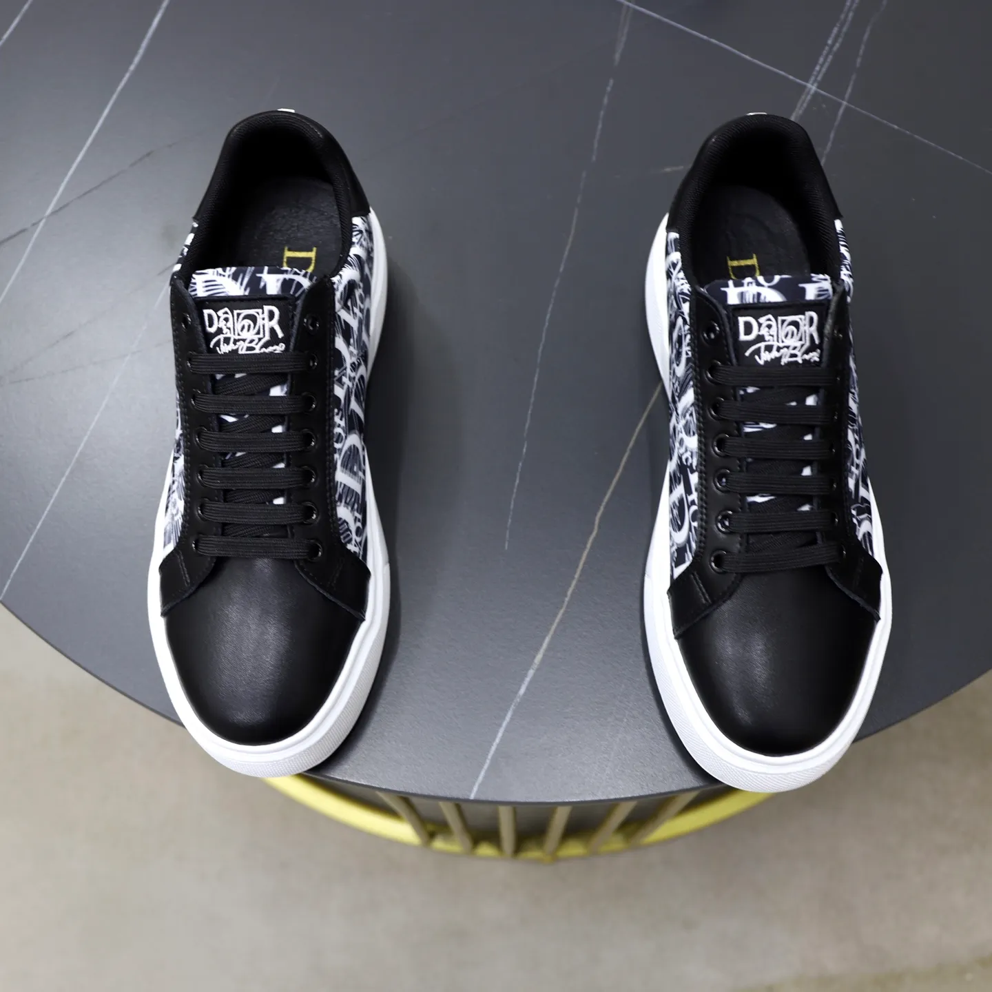 Ex-factory price: 440💰🙅‍♂️🙅‍♂️🙅‍♂️ Brand: Dior DIOR Standard code: 38-44 (45 customized) Grade: Same as the official website Material: Original fabric Comfortable lining Lightweight wear-resistant outsole Style category: Men's fashionable casual shoes Running sneakers Distinguished luxury brand elements Top luxury Color: Actual picture color